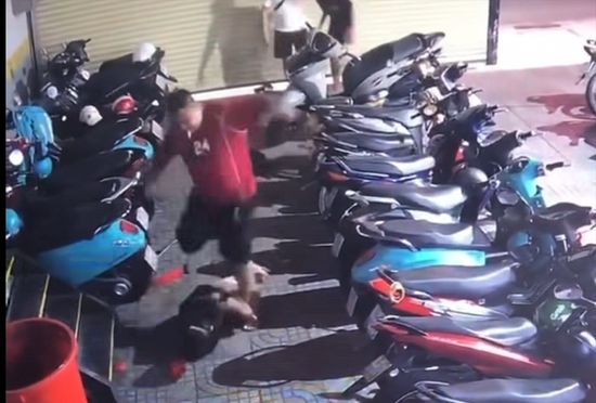 Đã xác định danh tính người đàn ông mặc áo đỏ hành hung dã man 2 thiếu niên