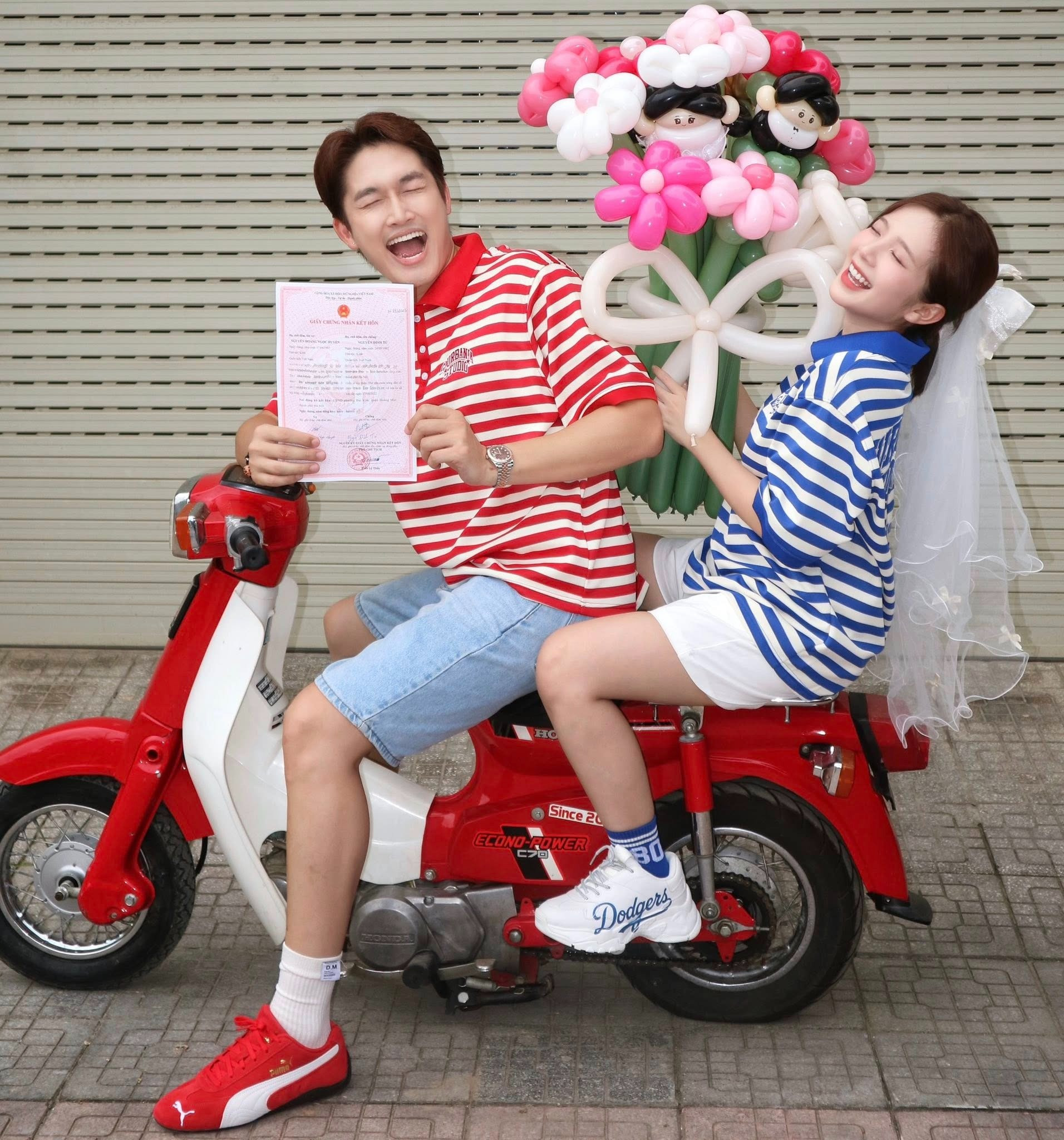 Đình Tú đưa vợ đi thử váy cưới nhan sắc cô dâu khiến ai cũng trầm trồ