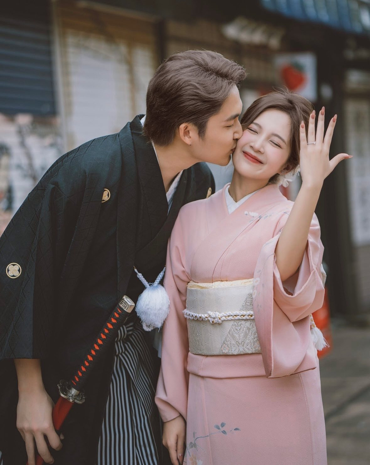 Đình Tú đưa vợ đi thử váy cưới nhan sắc cô dâu khiến ai cũng trầm trồ