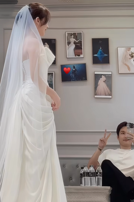 Đình Tú đưa vợ đi thử váy cưới nhan sắc cô dâu khiến ai cũng trầm trồ