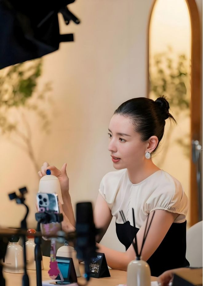 Nhan sắc qua camera thường của Chúc Anh Đài Đổng Khiết đẹp đến mức khiến khán giả nuối tiếc