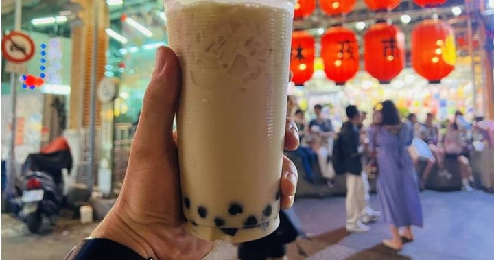 Nữ ca sĩ 28 tuổi đến từ Chiết Giang, Trung Quốc phải bỏ nghề, họng đau như dao cắt do nghiện trà sữa. (Ảnh: Sohu)