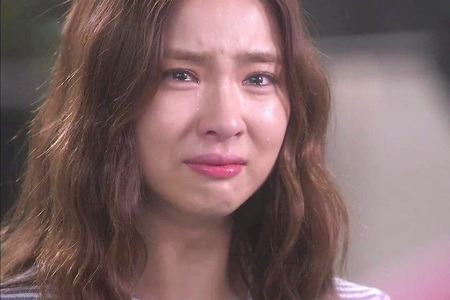 Nữ diễn viên bị dọa tạt axit 450 lần