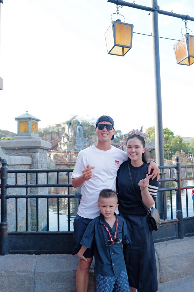 Sau n lần bị chê mặc luộm thuộm diện mạo mới của vợ Đỗ Duy Mạnh gây chú ý