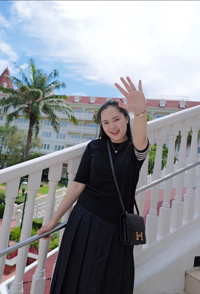 Sau n lần bị chê mặc luộm thuộm diện mạo mới của vợ Đỗ Duy Mạnh gây chú ý