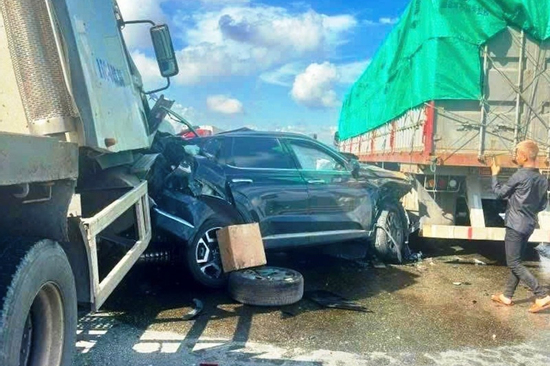 Tai nạn liên hoàn trên cao tốc, ô tô con bị kẹt chặt giữa 2 xe đầu kéo