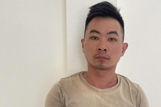 Trộm rình trong nhà vệ sinh, kề dao vào cổ, cướp tài sản chủ nhà lúc rạng sáng