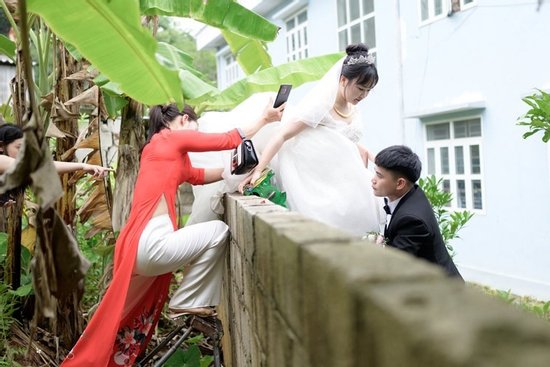 Cô dâu ở Lạng Sơn trèo tường về nhà chồng, phía sau là câu chuyện bất ngờ