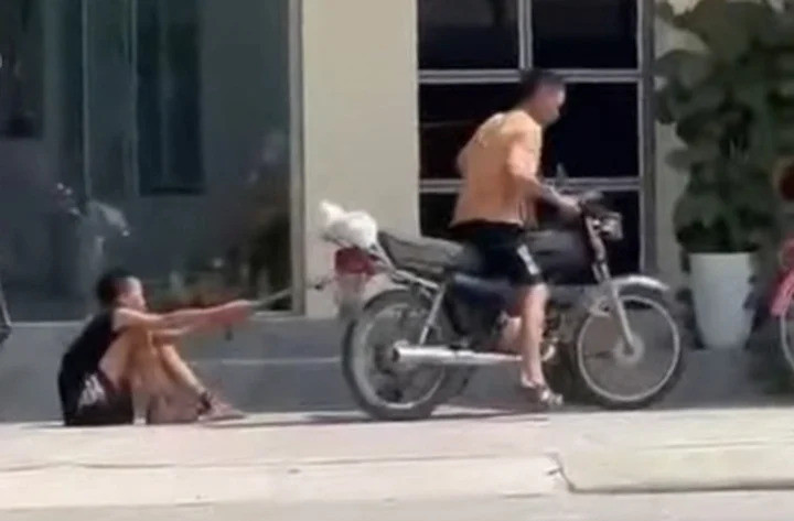 Công an vào cuộc bé trai bị bố xích chân kéo lê trên đường phố ở Hải Phòng- Ảnh 1.