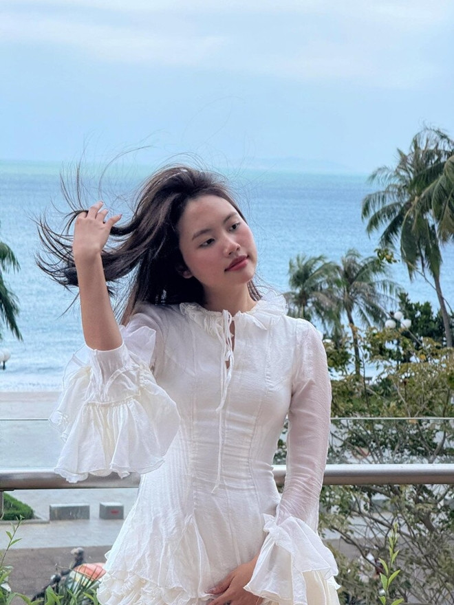 Không cần hàng hiệu Phương Mỹ Chi vẫn ghi điểm thời trang