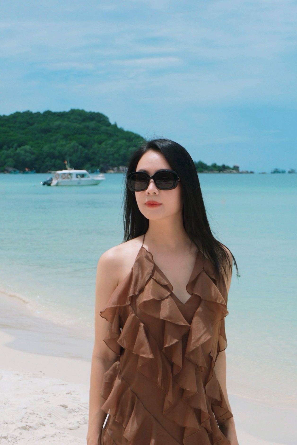 Không diện bikini đi biển, Hồng Diễm vẫn khiến fan trầm trồ- Ảnh 2.