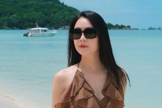 Không diện bikini đi biển, Hồng Diễm vẫn khiến fan trầm trồ