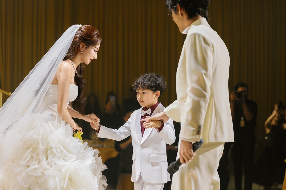 Lễ cưới ấm áp của hot mom Diệp Lê Hoàng tử bé chúc phúc cho mẹ