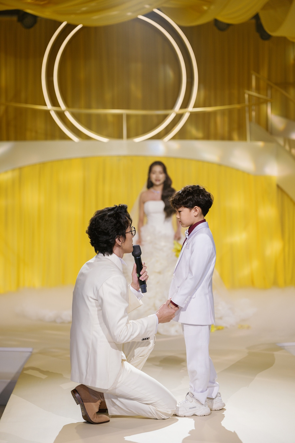 Lễ cưới ấm áp của hot mom Diệp Lê Hoàng tử bé chúc phúc cho mẹ