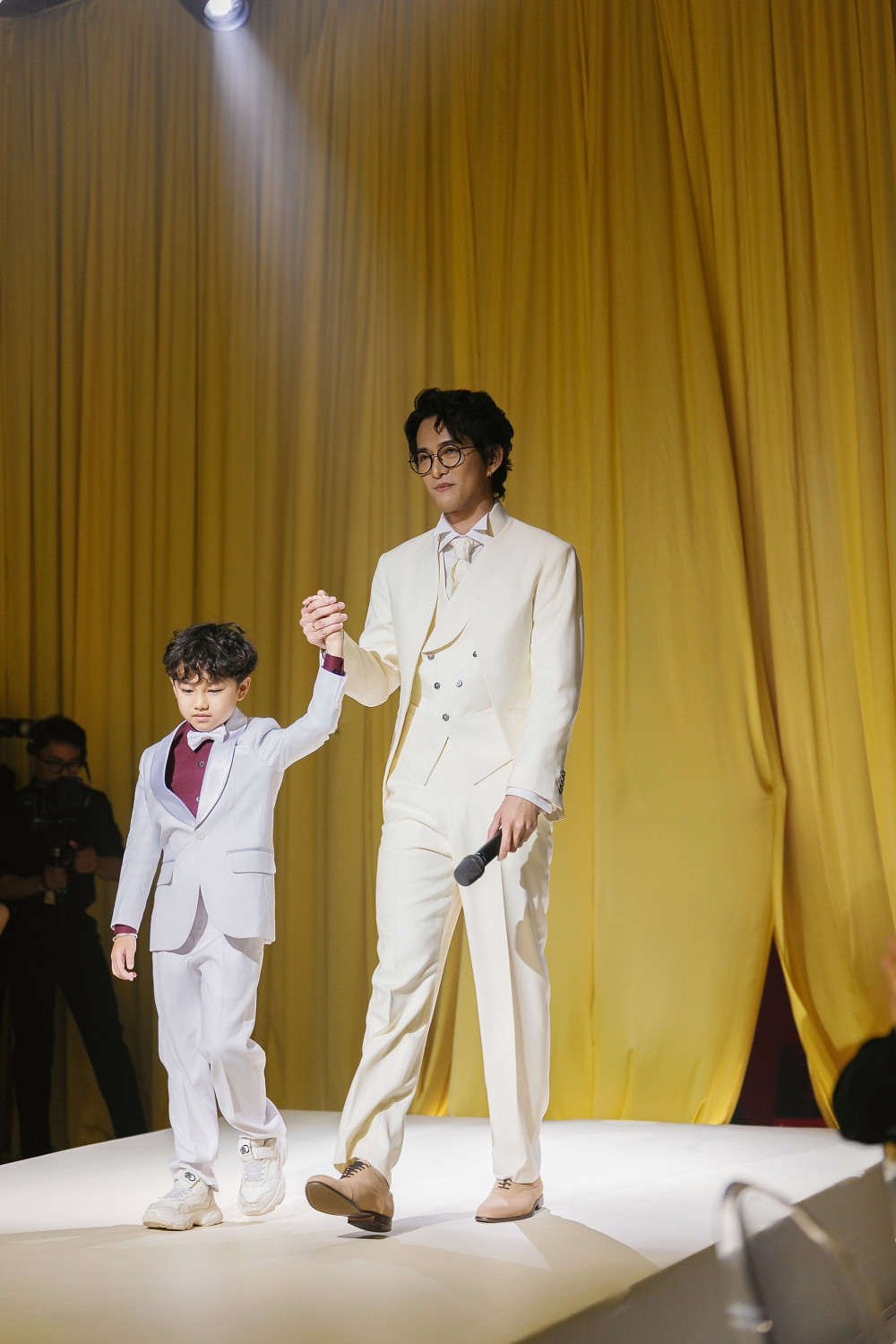 Lễ cưới ấm áp của hot mom Diệp Lê Hoàng tử bé chúc phúc cho mẹ