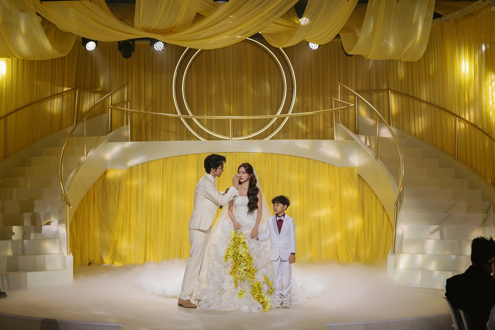 Lễ cưới ấm áp của hot mom Diệp Lê Hoàng tử bé chúc phúc cho mẹ