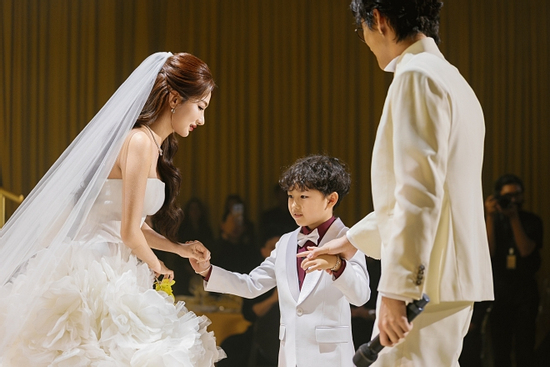 Lễ cưới ấm áp của 'hot mom' Diệp Lê: Hoàng tử bé chúc phúc cho mẹ