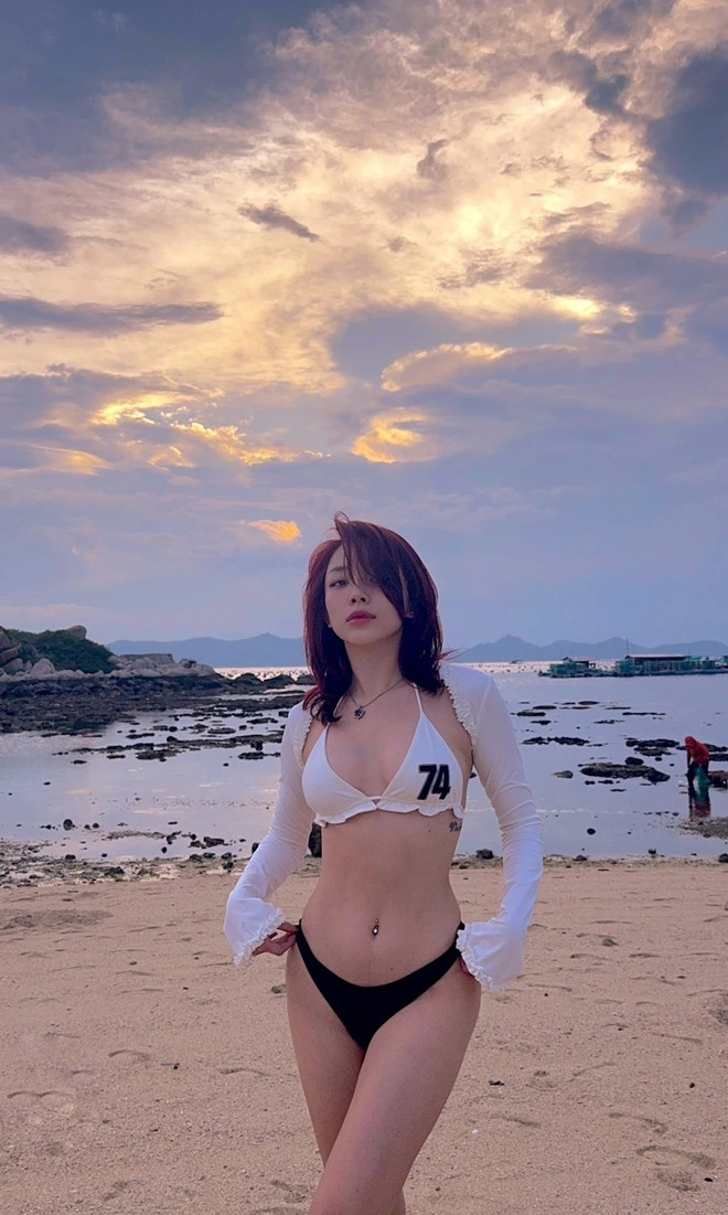 Thanh Hằng Khả Ngân Tóc Tiên khoe bộ hình bikini gợi cảm