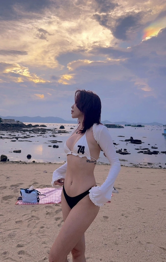 Thanh Hằng Khả Ngân Tóc Tiên khoe bộ hình bikini gợi cảm