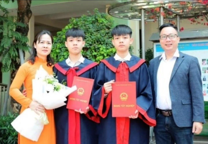 Vợ chồng anh Thùy cùng hai con song sinh, Tùng Lâm (thứ hai từ phải sang) và Tuấn Lâm. (Ảnh: NVCC)