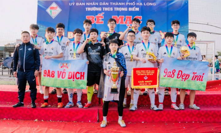 Hai anh em Tùng Lâm - Tuấn Lâm (ngoài cùng bên phải hàng thứ 2) cùng đội bóng đá của lớp. (Ảnh: NVCC)