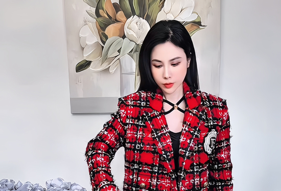 Hoa hậu sống sang chảnh tuổi 40: Diện áo 250 triệu để nấu ăn 'sương sương', clip đời thường cũng hơn 1 triệu lượt xem