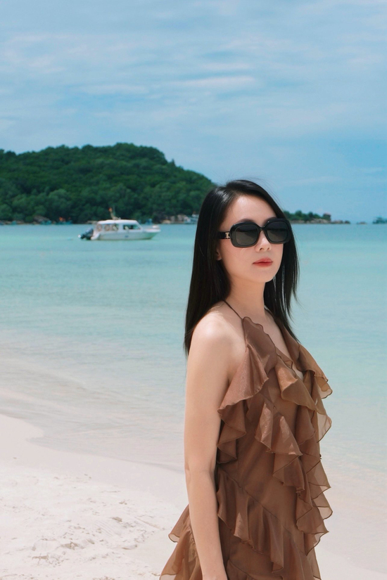 Không diện bikini đi biển, Hồng Diễm vẫn khiến fan trầm trồ