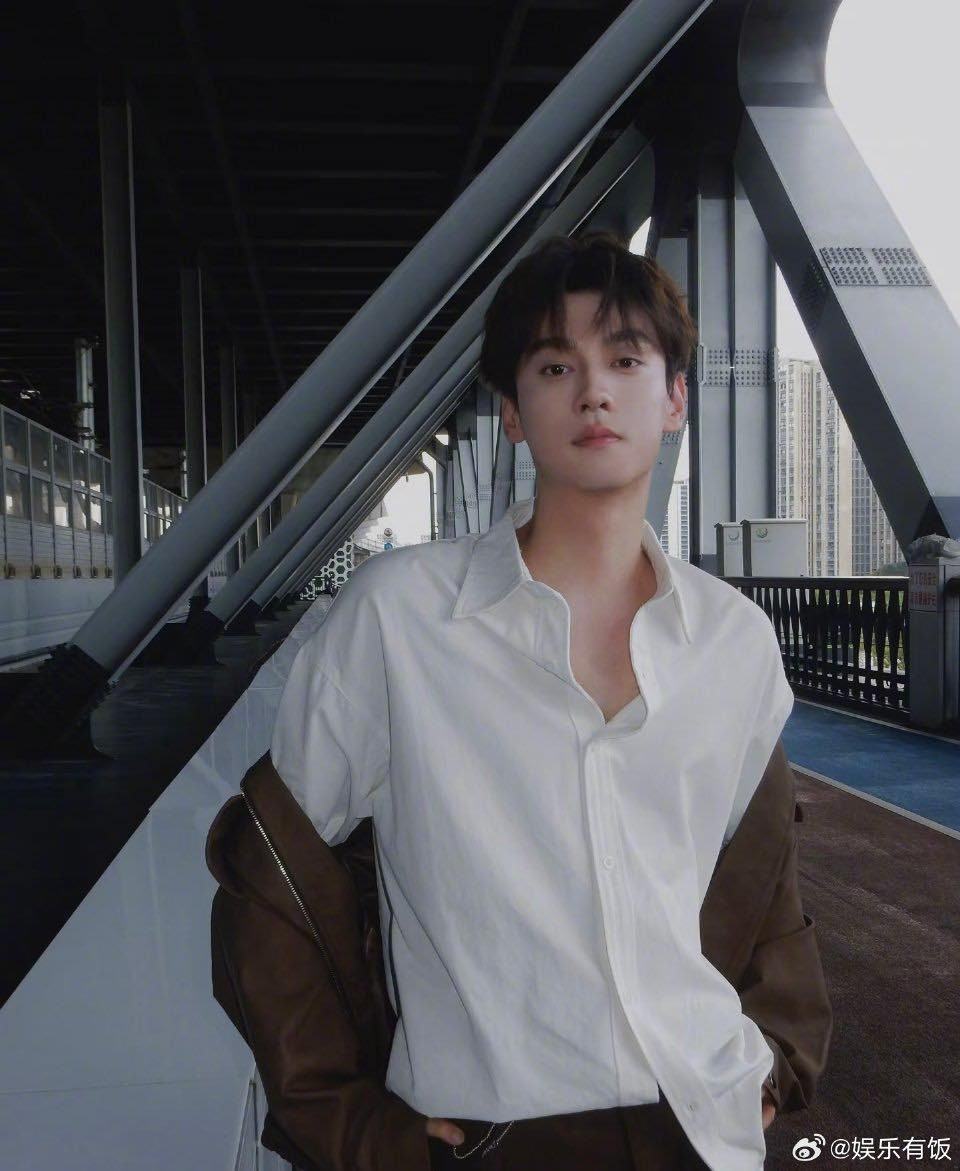 Sao nam hot nhất Cbiz bật khóc vì bị fan cuồng mắng chửi trên máy bay