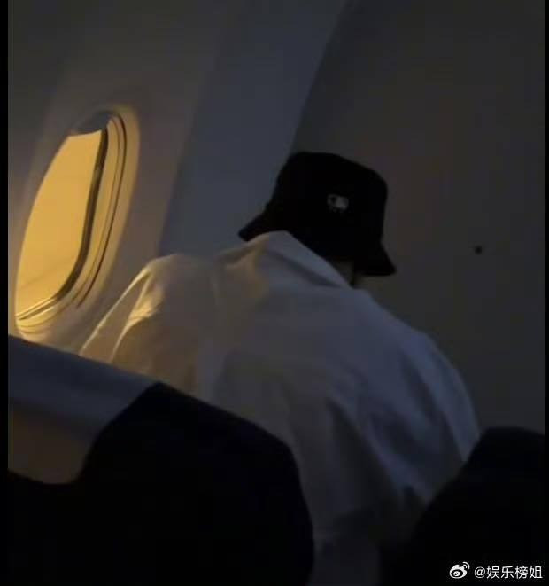 Sao nam hot nhất Cbiz bật khóc vì bị fan cuồng mắng chửi trên máy bay