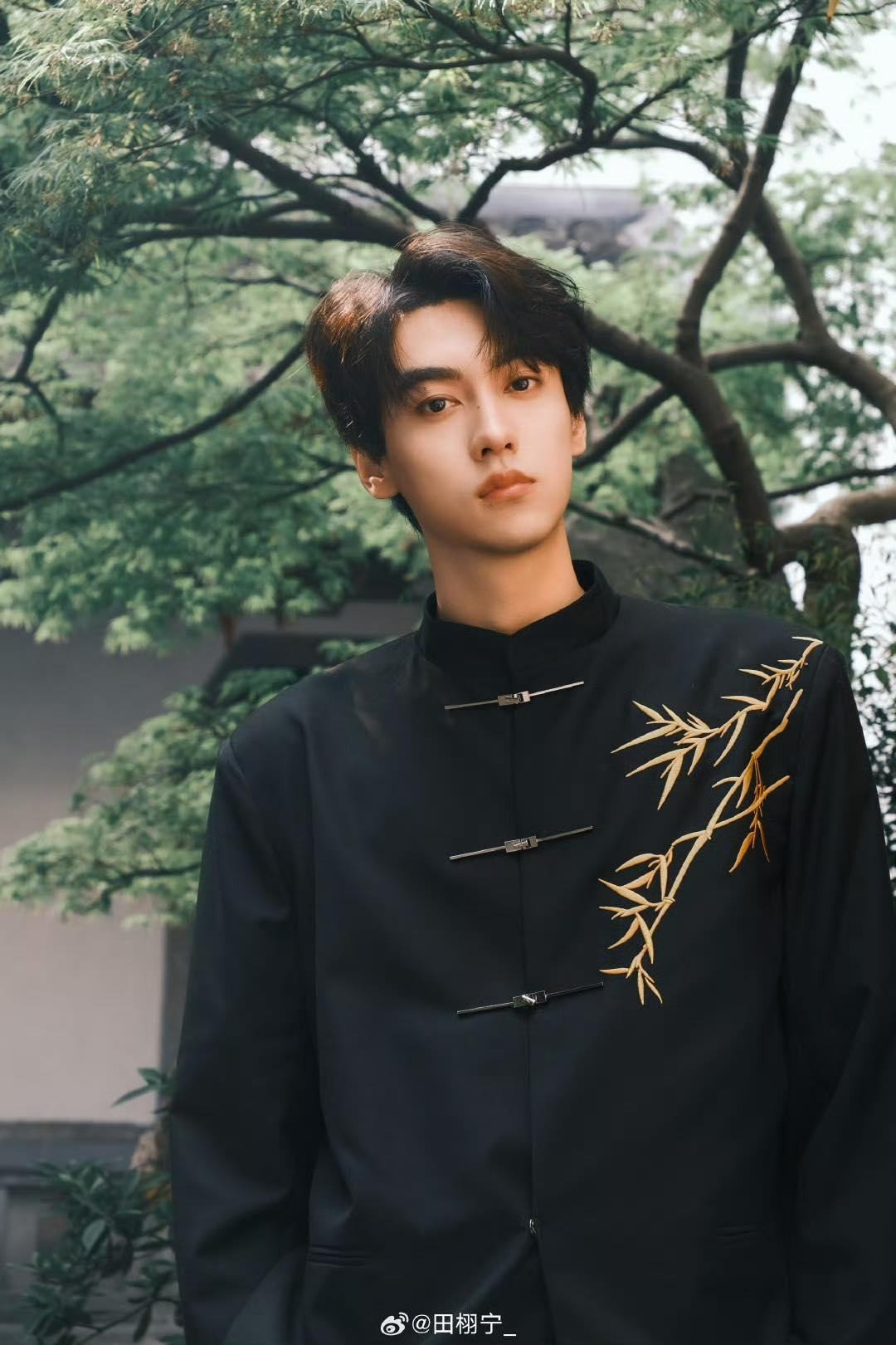 Sao nam hot nhất Cbiz bật khóc vì bị fan cuồng mắng chửi trên máy bay