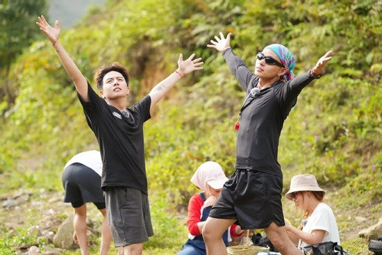 2 nghệ sĩ Việt phải đính chính