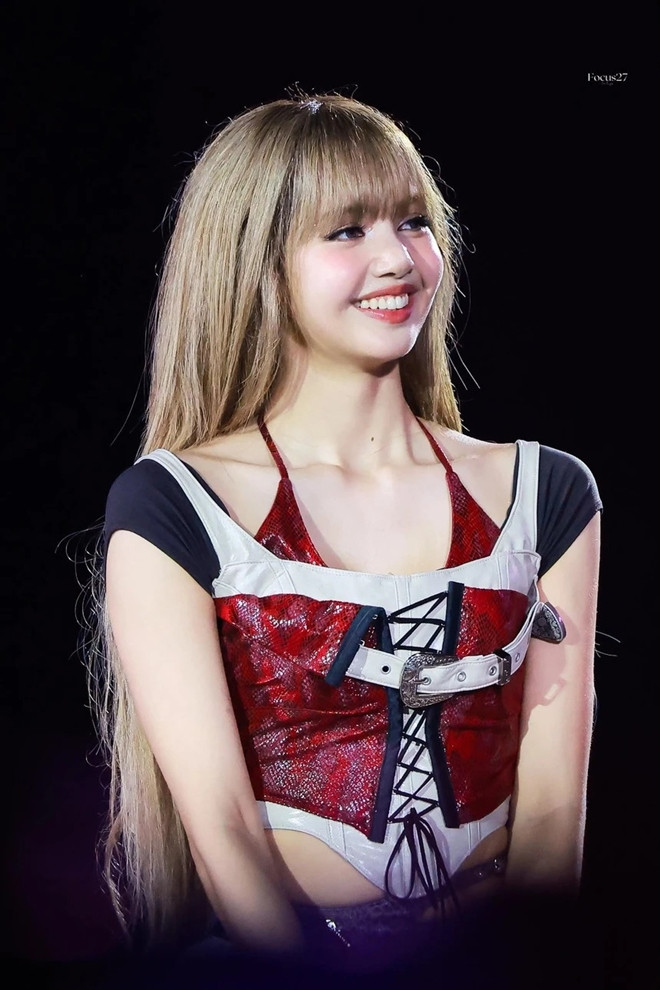 Lisa Blackpink gây sốt khi trở lại với hình ảnh búp bê sống