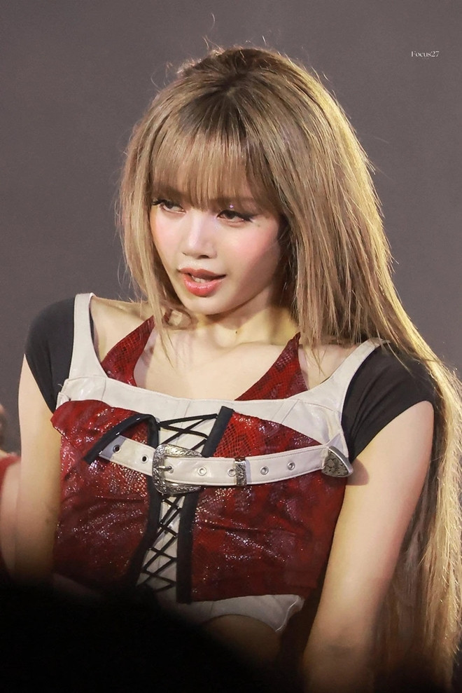 Lisa Blackpink gây sốt khi trở lại với hình ảnh búp bê sống