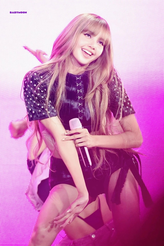 Lisa Blackpink gây sốt khi trở lại với hình ảnh búp bê sống