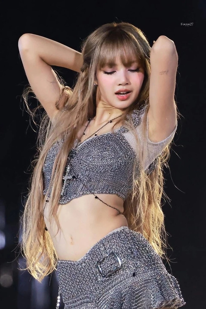 Lisa Blackpink gây sốt khi trở lại với hình ảnh búp bê sống