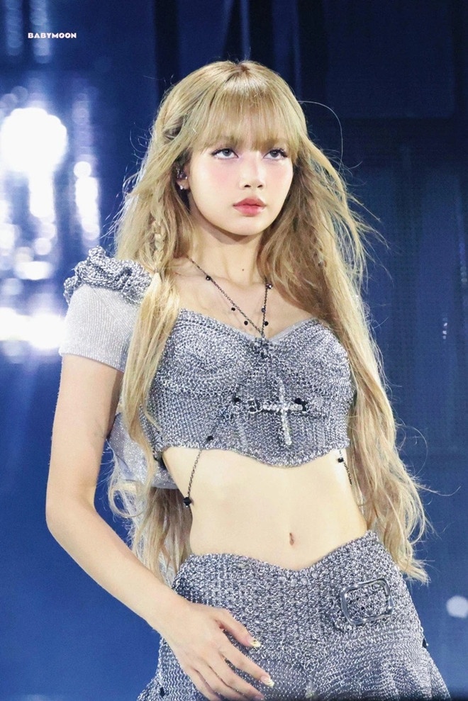 Lisa Blackpink gây sốt khi trở lại với hình ảnh búp bê sống