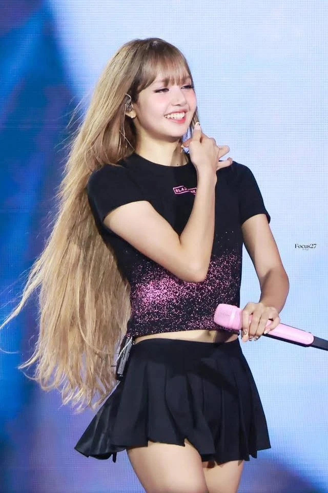 Lisa Blackpink gây sốt khi trở lại với hình ảnh búp bê sống