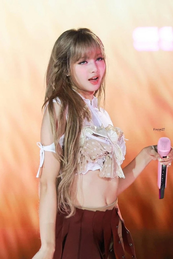 Lisa Blackpink gây sốt khi trở lại với hình ảnh búp bê sống