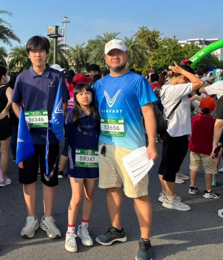 Quang Việt cùng bố (bên phải) và em gái tham gia giải chạy Gieo mầm thiện tâm, Ươm mầm hi vọng, tháng 9/2024.
