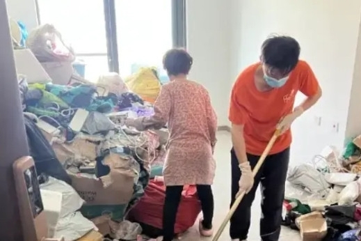 Người phụ nữ U70 chi 7 tỷ đồng mua đồ online chất kín nhà