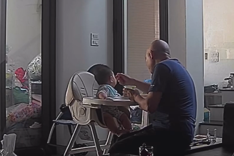 Ông ngoại Hà Nội một tay chăm cháu 7 tháng tuổi, chăm con gái ở cữ từ A đến Z nổi tiếng khắp cõi mạng