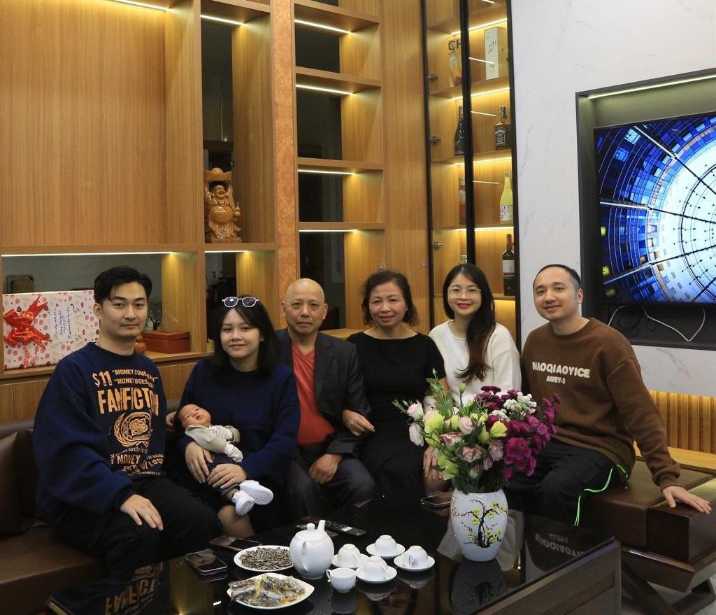 Ông ngoại Hà Nội một tay chăm cháu 7 tháng tuổi, chăm con gái ở cữ từ A đến Z nổi tiếng khắp cõi mạng- Ảnh 2.