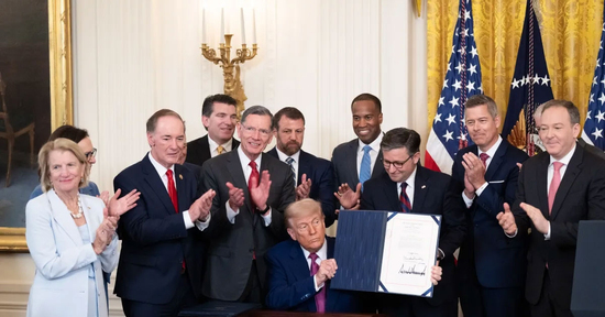 Ông Trump công bố thuế 25-40% lên 14 nước: Giá vàng vọt tăng, toàn cầu rúng động