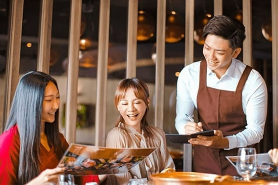 Quán thịt rán tuyển bồi bàn ‘phải có bằng đại học trở lên’ gây tranh cãi