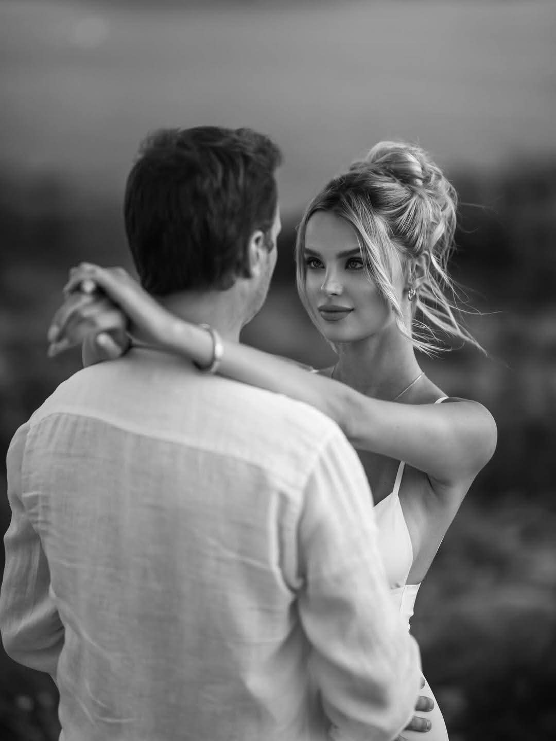 Vừa kết thúc nhiệm kỳ, Hoa hậu Thế giới 2024 công khai mang bầu- Ảnh 2.