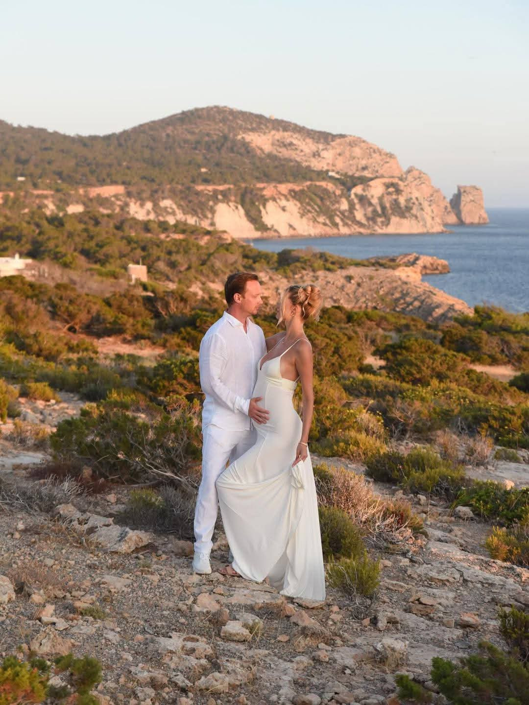 Vừa kết thúc nhiệm kỳ, Hoa hậu Thế giới 2024 công khai mang bầu- Ảnh 1.