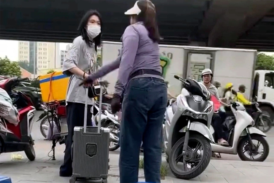 Xua đuổi cô gái đứng trên vỉa hè bến xe Mỹ Đình, người bán trà đá bị phạt 2,5 triệu đồng