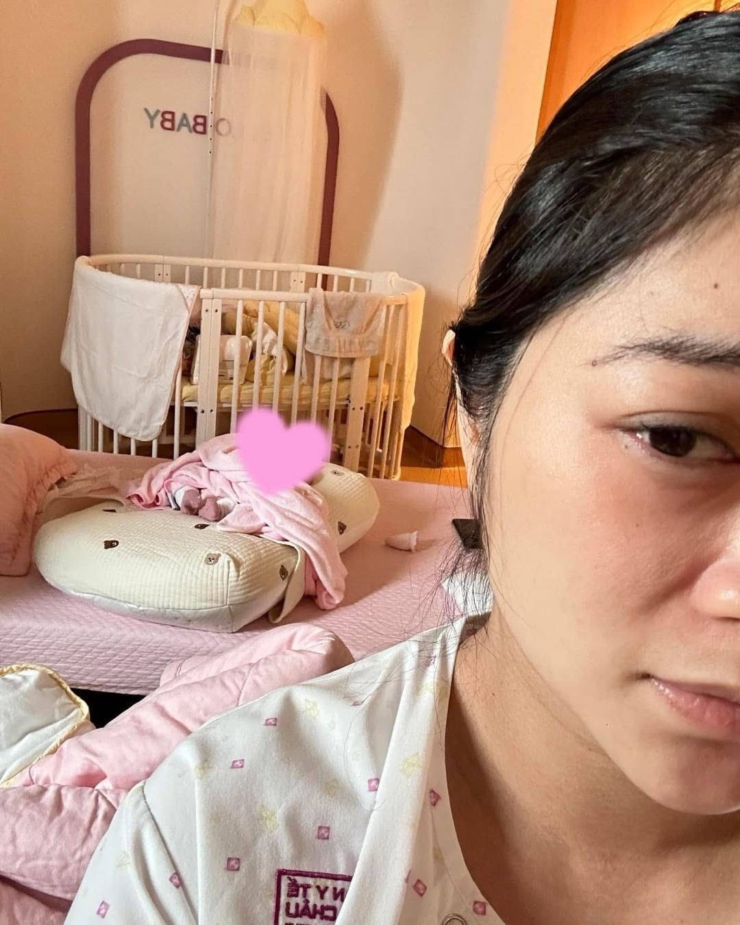 Xúc động hình ảnh Thanh Trúc quỳ gối để cầu con