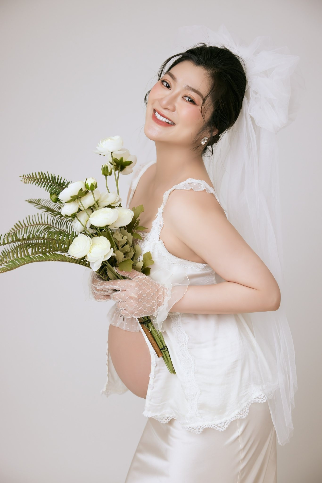 Xúc động hình ảnh Thanh Trúc quỳ gối để cầu con