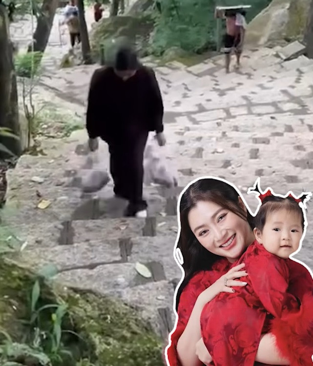 Xúc động hình ảnh Thanh Trúc quỳ gối để cầu con